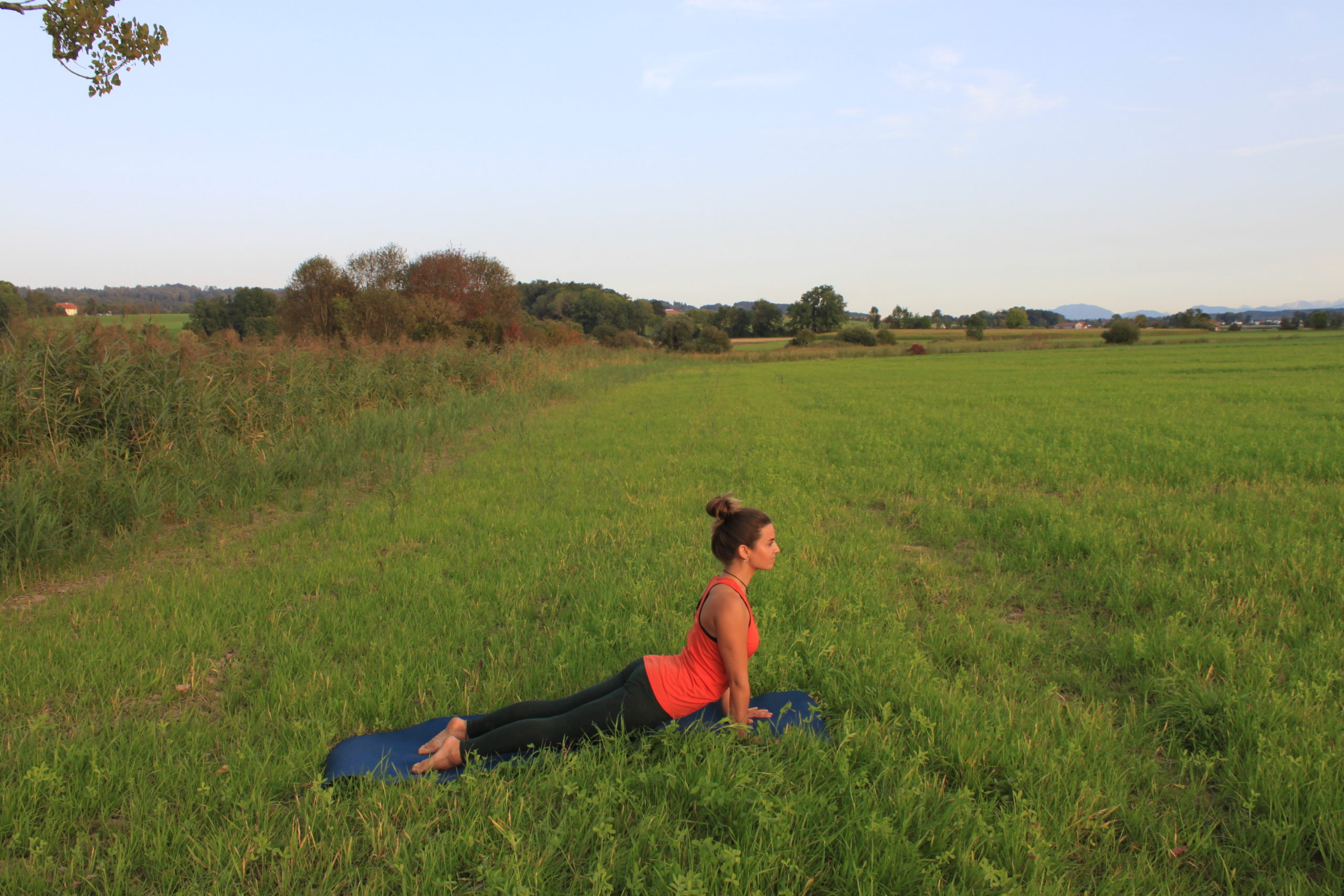 Yoga Sonnengru Eine Schritt F R Schritt Anleitung Bergzeit Magazin