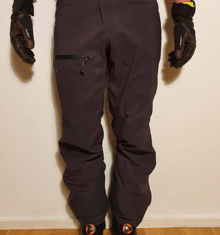 Die Softshellhose ist leicht und minimalistisch. Eine praktische Tasche am Oberschenkel...
