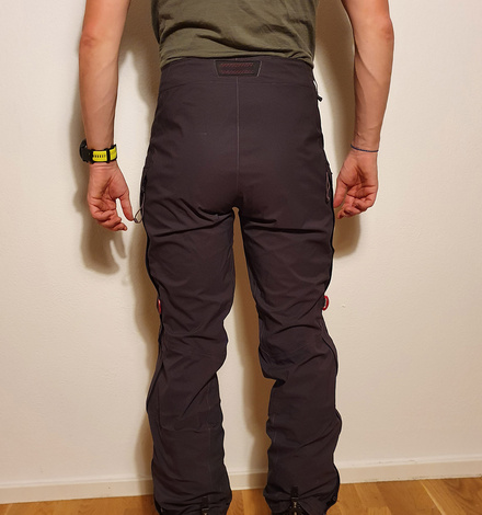 Die Softshellhose ist leicht und minimalistisch. Eine praktische Tasche am Oberschenkel...