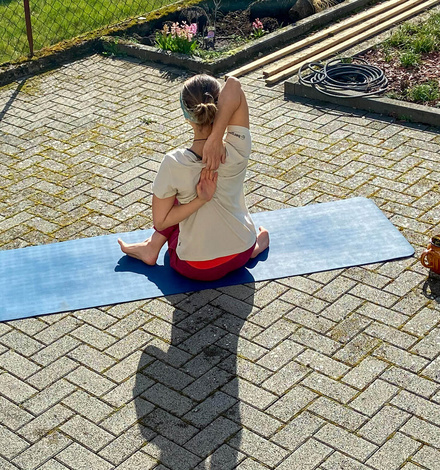 Greife mit der anderen Hand Deinen Ellbogen.
