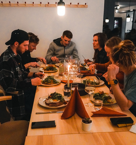 Planung des Tagesprogramms beim Abendessen im Hostel St. Josefsheim