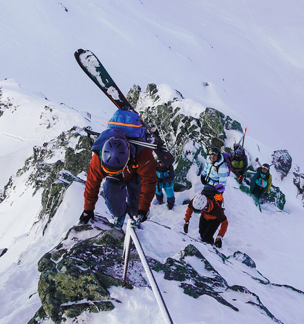 Mit den Ski auf dem Rücken kommen wir dem Gipfelkreuz immer näher.