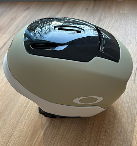 Durch den Fidlock Magnetverschluss l&auml;sst sich der MOD5-Helm einfach verschlie&szlig;en 