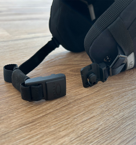 Durch den Fidlock Magnetverschluss l&auml;sst sich der MOD5-Helm einfach verschlie&szlig;en 