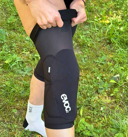 Die Evoc LS Flex Enduro Knieprotektoren zeichnen sich durch den Strap aus, der die Schoner an Ort und Stelle hält.