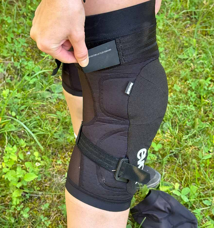 Die Enduro-Variante der LS Flex Schoner sitzt auch schon stabil am Knie...