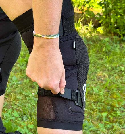 Die Enduro-Variante der LS Flex Schoner sitzt auch schon stabil am Knie...