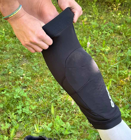 Bei den Evoc LS Flex Lite Knieprotektoren bist Du nach dem Reinschlüpfen direkt bereit zum Losfahren.