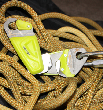 Das Edelrid Ohm wird durch Druck auf den Verschlusshebel geöffnet ... | Foto: Sophie Arnold