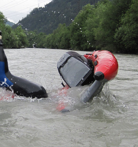 Beim River Bugging bekommt jede*r ein eigenes Raft und Flossen an Füßen und Händen.