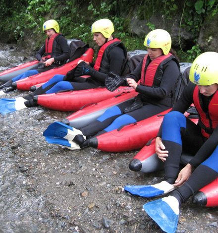 Beim River Bugging bekommt jede*r ein eigenes Raft und Flossen an Füßen und Händen.