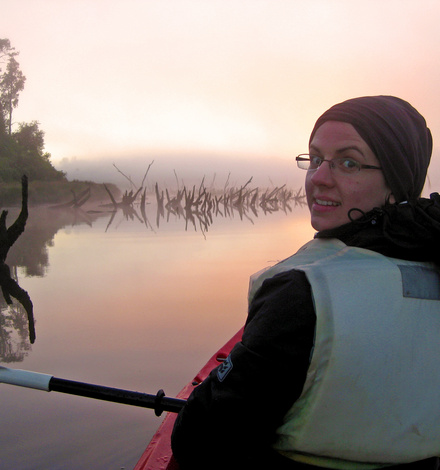Schon am Vortag wirkt der Fluss mit der abgestorbenen Waldebene im Licht der Abendsonne unwirklich, doch wir ahnen nicht, was uns am n&auml;chsten Morgen auf dem Chepu erwarten wird.