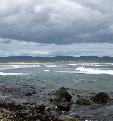 Auf der Insel Chilo&eacute; findet man nicht nur liebliche, sondern auch raue Landschaften wie dieser einsame Strand an der Westk&uuml;ste.