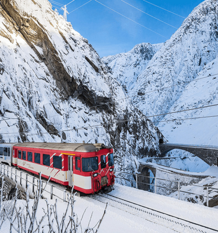 Bei einer Reise nach Andermatt kommen Zugfans bereits bei der Anfahrt voll auf ihre Kosten.