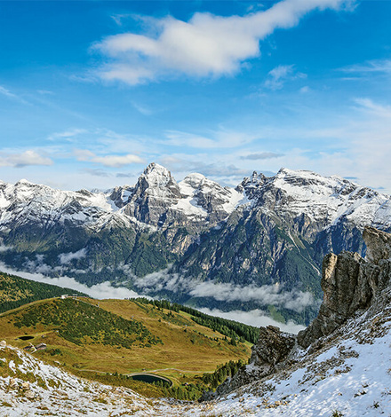 Zahlreiche Gipfel locken auf der Alpenüberquerung Garmisch - Brixen zur Besteigung: etwa der Apere Turm in den Stubaier Alpen.