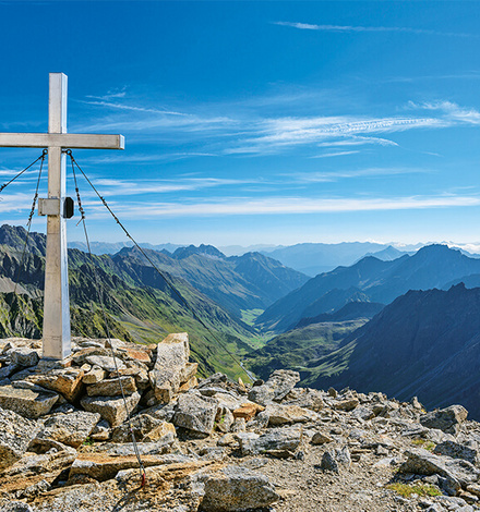 Zahlreiche Gipfel locken auf der Alpenüberquerung Garmisch - Brixen zur Besteigung: etwa der Apere Turm in den Stubaier Alpen.
