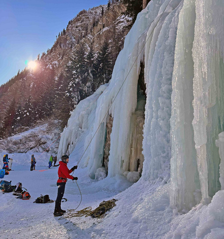 Flei&szlig;iger Betrieb im Eispark Osttirol.