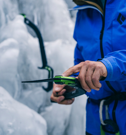 Beim Bergzeit Alpincamp lernst Du das korrekte Setzen von Eisschrauben.