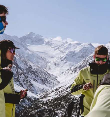 Die wohlverdiente Brotzeit am Gipfel f&uuml;r die flei&szlig;ige Alpincamp-Crew.