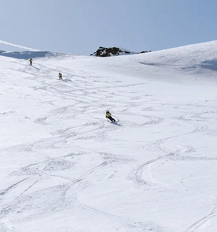 Der Aufstieg war es definitiv wert! Belohnt werden die Teilnehmenden mit strahled blauem Himmel.