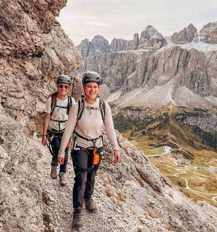 Natur pur: Pferde auf grüner Wiese vor imposanter Bergkulisse – ein Moment zum Innehalten.