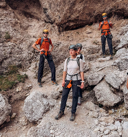 Helm sitzt, Gurt passt – die Gruppe macht sich bereit für den Klettersteig zur Großen Cirspitze.