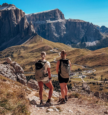 Panorama deluxe: Aussicht vom Klettersteig auf Sellastock und Langkofel.