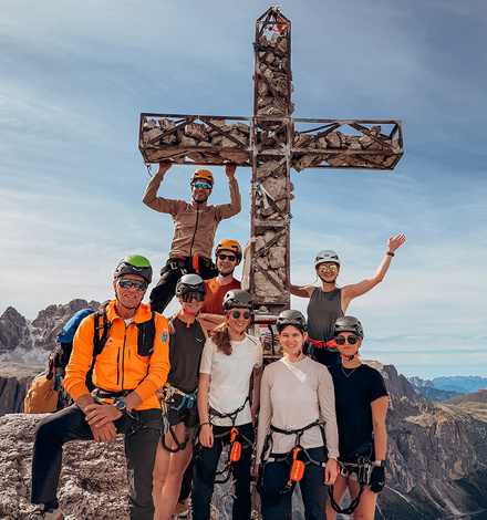 Helm sitzt, Gurt passt – die Gruppe macht sich bereit für den Klettersteig zur Großen Cirspitze.