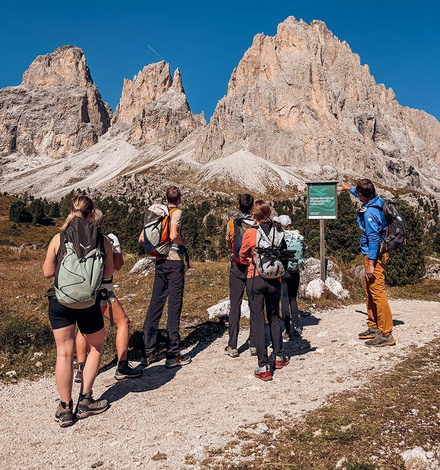 Einkehr mit Aussicht: Die Toni-Demetz-Hütte auf der Langkofelscharte – ein Ort zum Genießen.