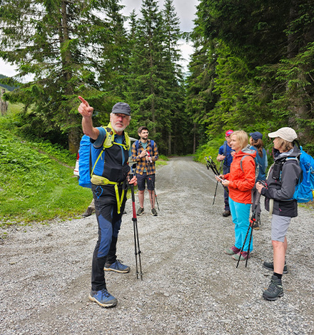 Mit Bergführer Peter am Weg zum Kleberkopf. Auf der Tour erhielten wir spannende Erklärungen zu den zahlreichen Bergblumen.