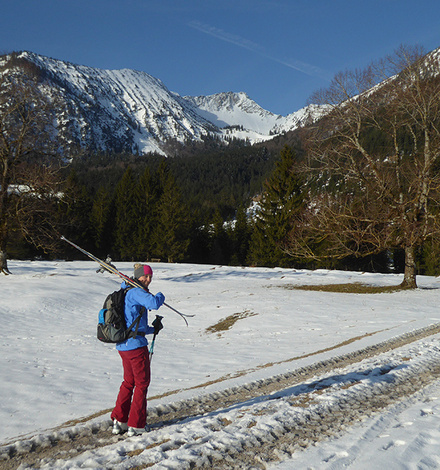 Im Frühjahr oder bei wenig Schnee sind die ersten Meter Richtung Heißenplatte Tragepassage.