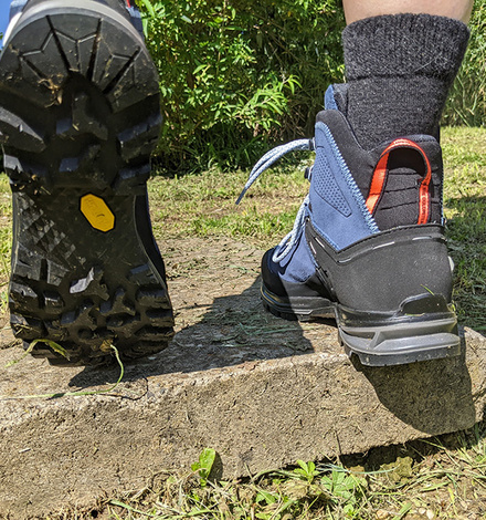 Il taglio slim del MTN Trainer 2 Mid nella versione donna calza bene su piedi stretti