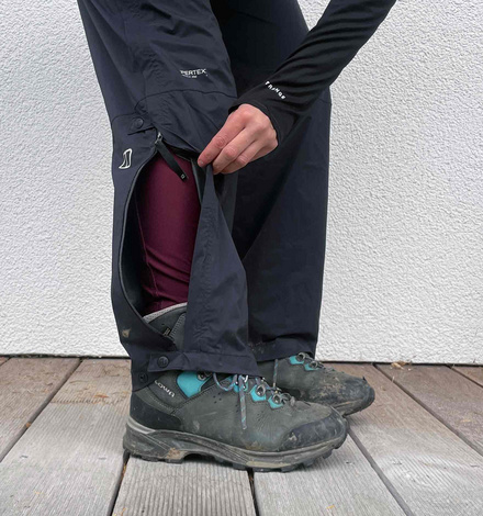 Die Regenhose lässt sich an den Seiten bis zur Hüfte öffnen - ausziehen mit Stiefeln ist also wirklich kein Problem.