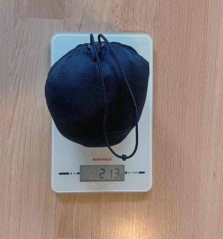 Leichtgewicht: 213 Gramm inklusive Packsack bringt die Regnhose auf die Waage.