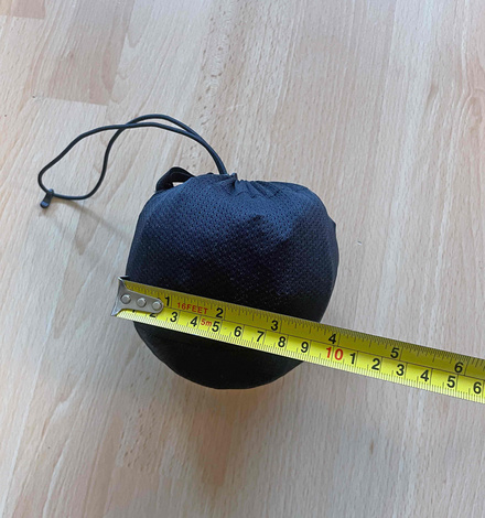 Leichtgewicht: 213 Gramm inklusive Packsack bringt die Regnhose auf die Waage.