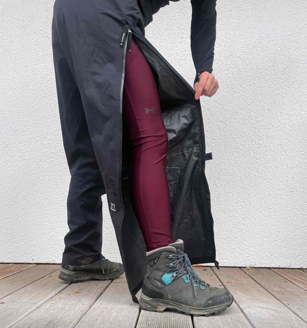 Die Regenhose lässt sich an den Seiten bis zur Hüfte öffnen - ausziehen mit Stiefeln ist also wirklich kein Problem.
