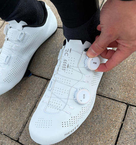 Mit einem doppelten Drehverschluss wie hier von Boa lassen sich Rennradschuhe pr&auml;zise anpassen.