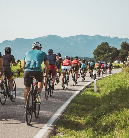 Gemeinsam fahren wir mit dem Fahrrad von der Bergzeit Filiale in Gmund zum Bürogebäude von Maloja.