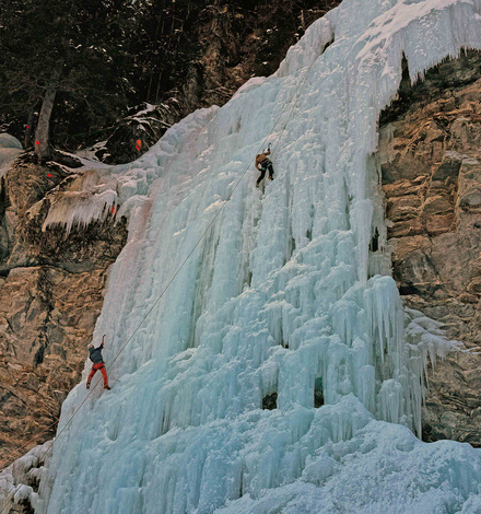 Flei&szlig;iger Betrieb im Eispark Osttirol.