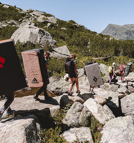 Die Gruppe auf dem Weg zum Bouldern.