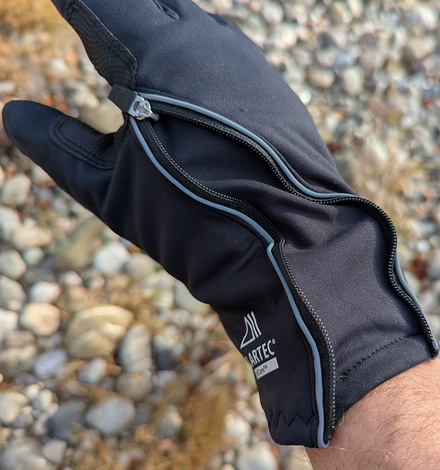 Rutschfeste Innenhand und Touchscreen-kompatible Finger beim Castelli Radhandschuh.