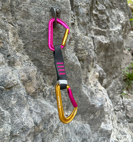 Farbenfrohes Design: orange auf der Seilseite, pink zur Wand.