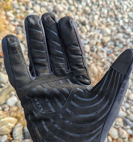 Rutschfeste Innenhand und Touchscreen-kompatible Finger beim Castelli Radhandschuh.