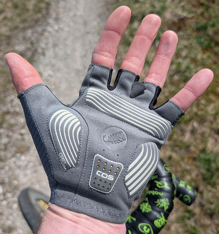 Die L&uuml;ftungsl&ouml;cher auf der kompletten Innenhand und an den Seiten des POC Agile Short machen den Fahrradhandschuh sehr atmungsaktiv.
