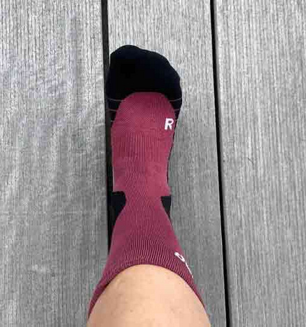 Vor der 40-Grad-Wäsche: Die Socke ist im Zehenbereich zu groß und kleines Täschchen bildet sich neben dem kleinen Zeh.