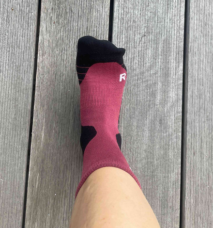 Vor der 40-Grad-Wäsche: Die Socke ist im Zehenbereich zu groß und kleines Täschchen bildet sich neben dem kleinen Zeh.