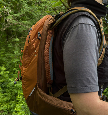 Trotz Protektor tr&auml;gt sich der Rucksack &uuml;berraschend leicht und nah am K&ouml;rper.