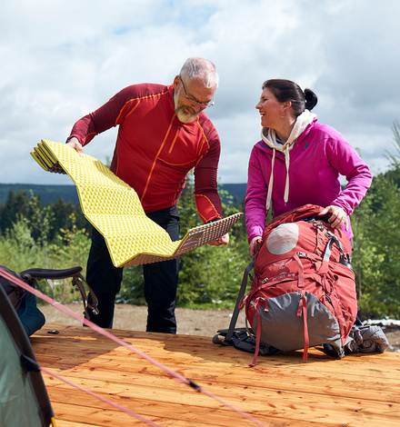 Um auf einem Trekkingplatz zu &uuml;bernachten, musst Du Deine Ausr&uuml;stung selbst tragen. Im Frankenwald - wie hier am D&ouml;braberg - stellt der Betreiber eine Feuerstelle samt Brennholzlager zur Verf&uuml;gung. 
