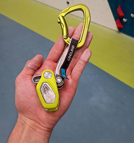 Livello 1 = Min. 10 kg di compensazione: l’asola è a sinistra e la bandierina blu (+) è visibile.