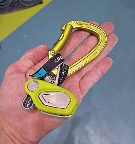 Livello 1 = Min. 10 kg di compensazione: l’asola è a sinistra e la bandierina blu (+) è visibile.